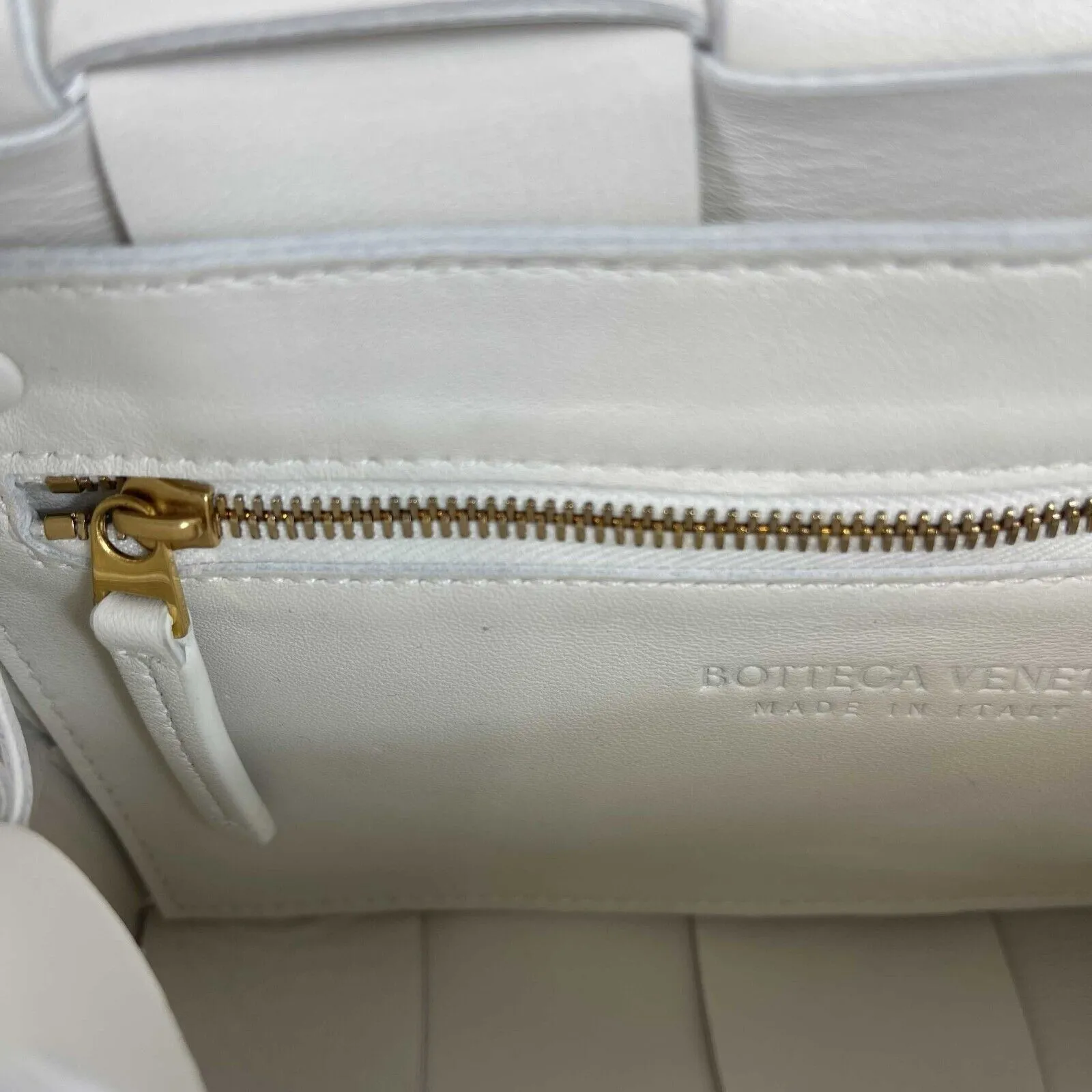 Bottega Veneta - Off White Intrecciato-Woven Cassette Lambskin Shoulder Bag