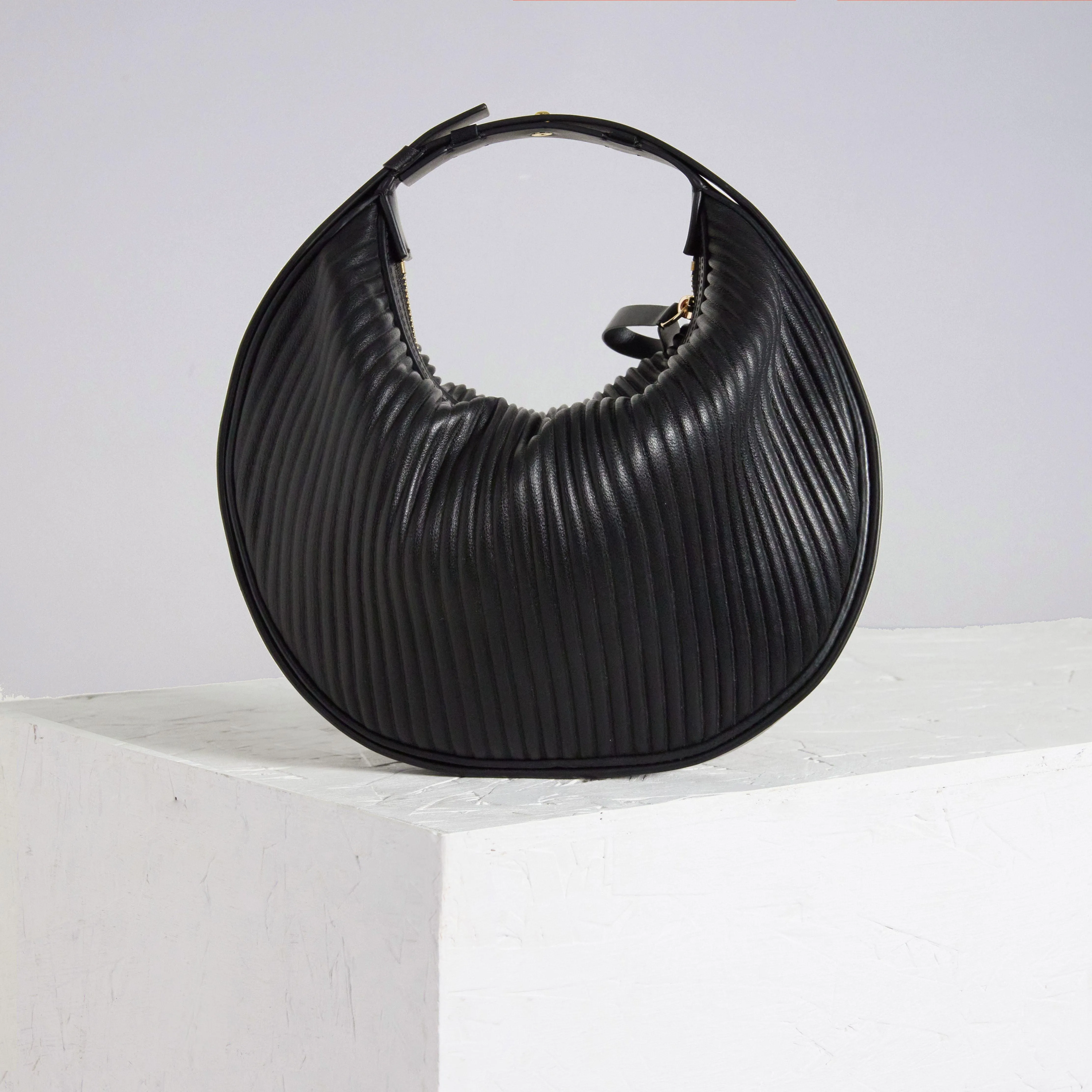 Cookie 28 Corrugated Black Shoulder Bag