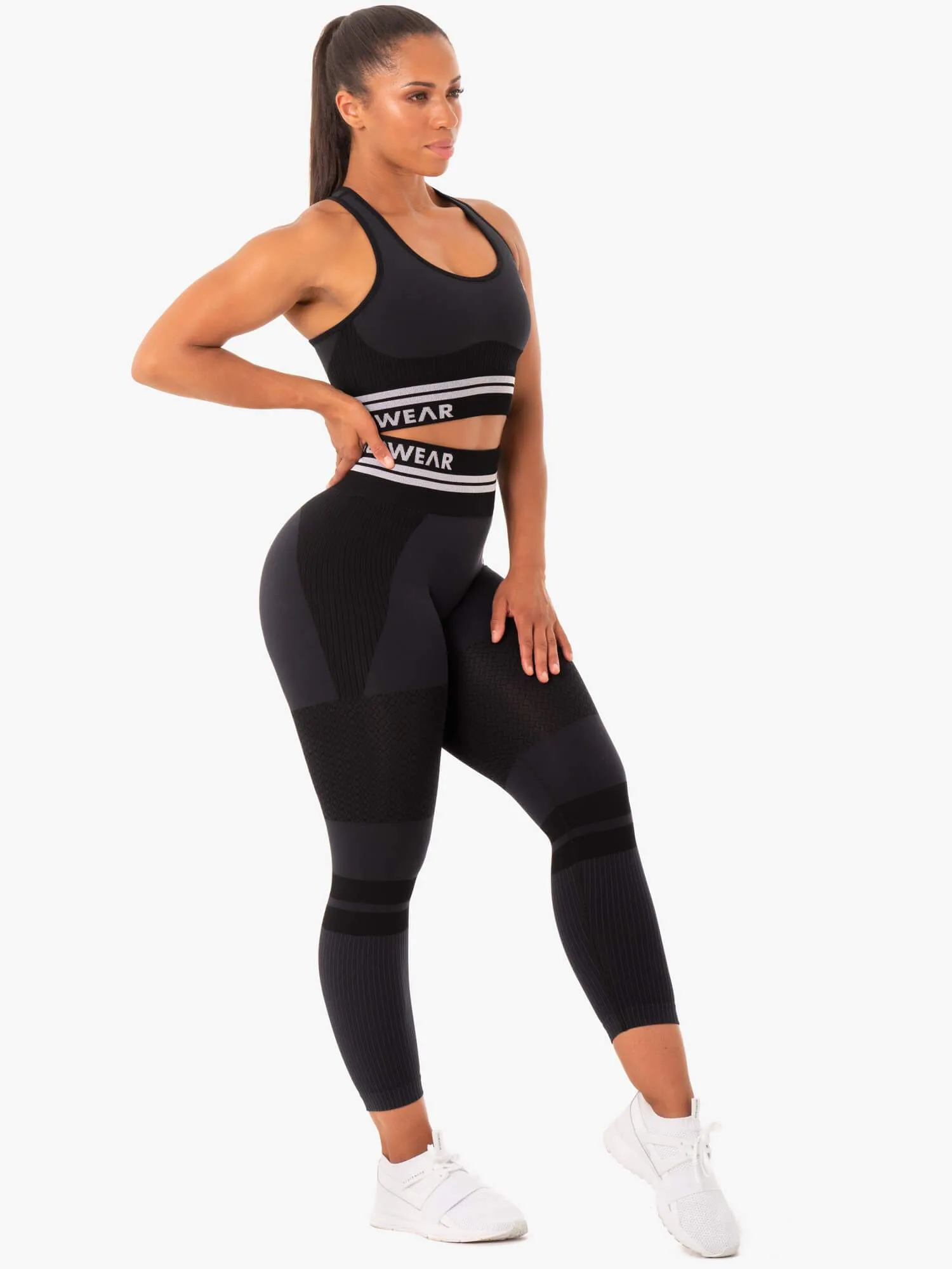 Freestyle Seamless Longline Sports Bra - Black